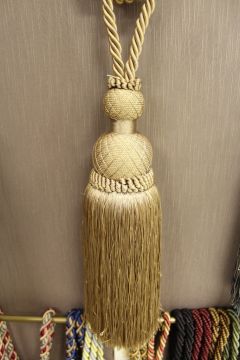 Single Tieback 29 Inch Gold 