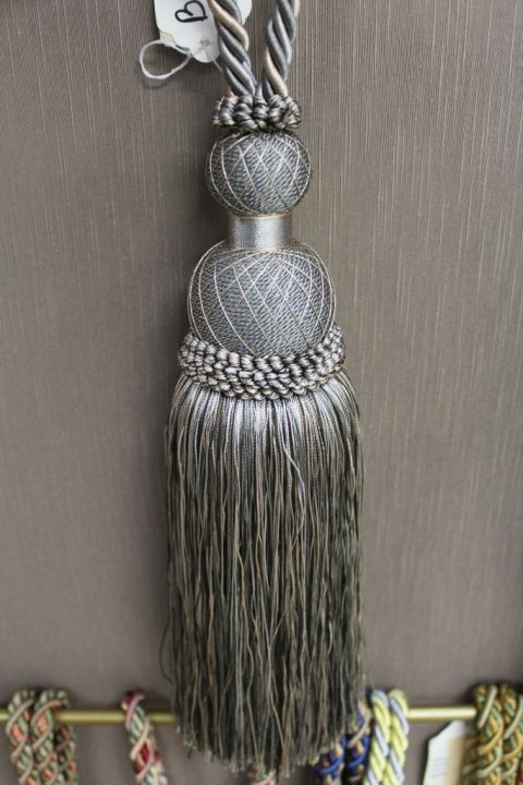 Single Tieback 29 Inch Gray