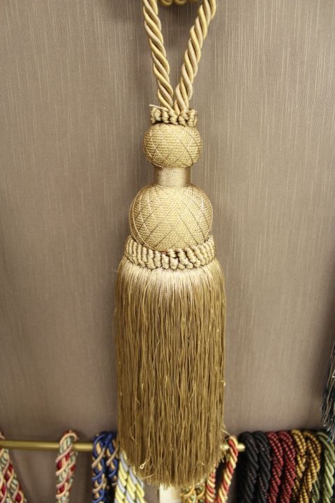 Single Tieback 29 Inch Gold 